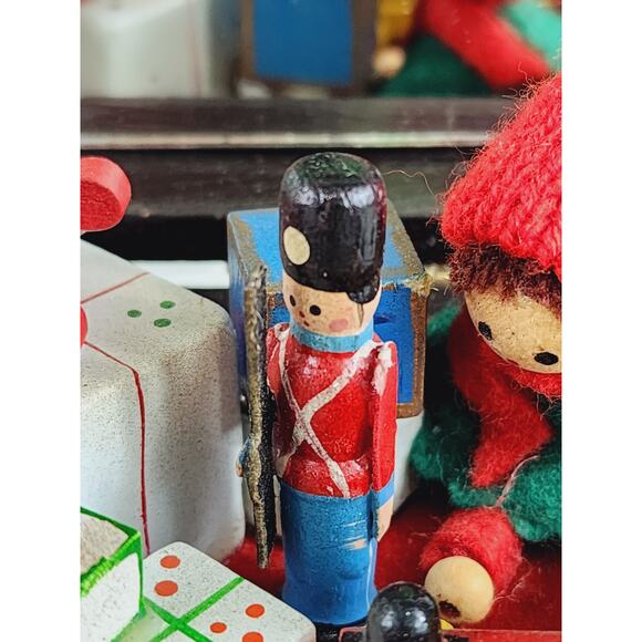 Enesco Wood Toybox Christmas Treasure Chest Music Box w/ Mirror 5" TESTED Vtg - Picture 7 of 16